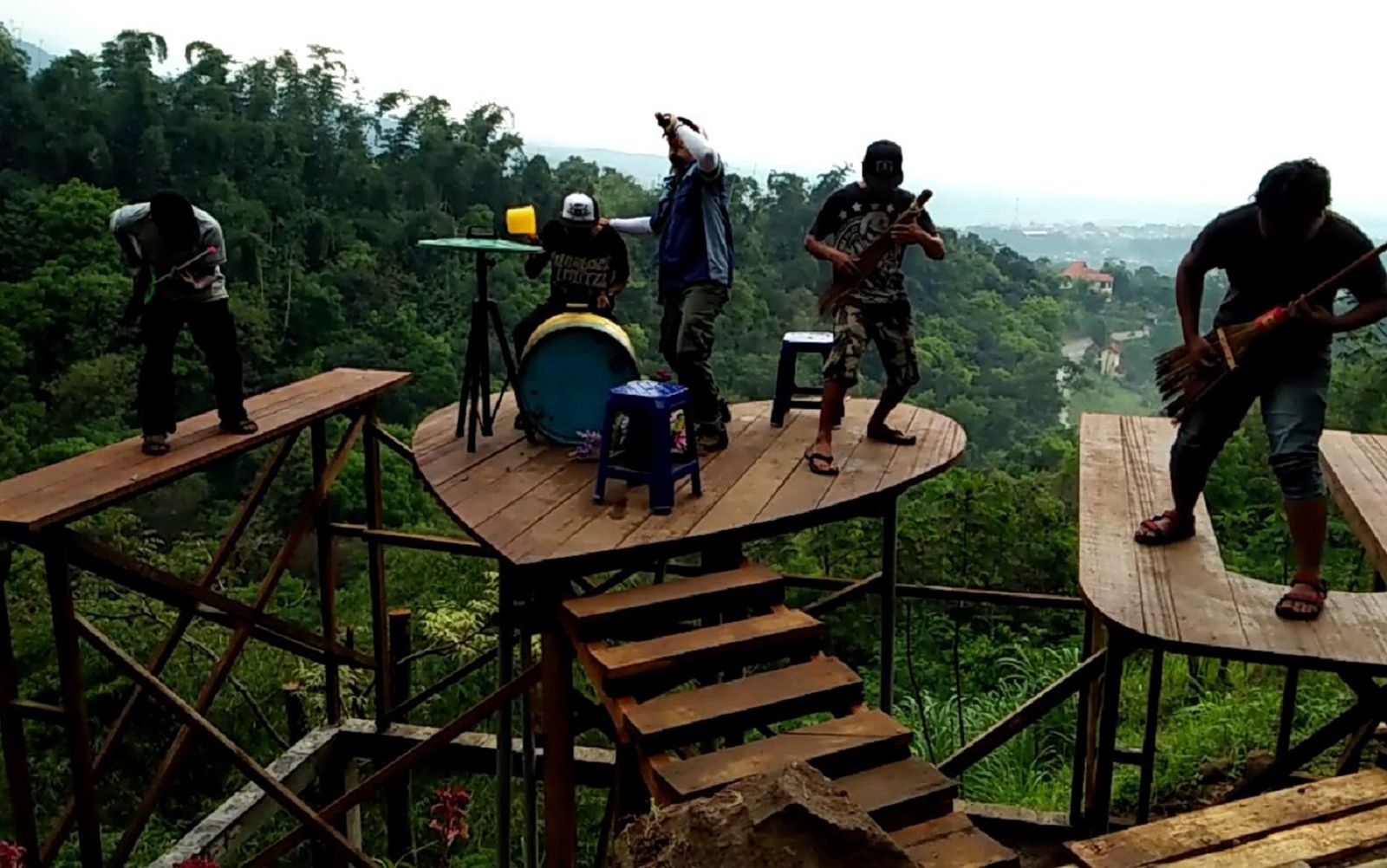 Ngeri-Ngeri Seru Selfie Tepi Jurang Di Lembah Cinta Mojokerto. Ada yang Berani Coba?