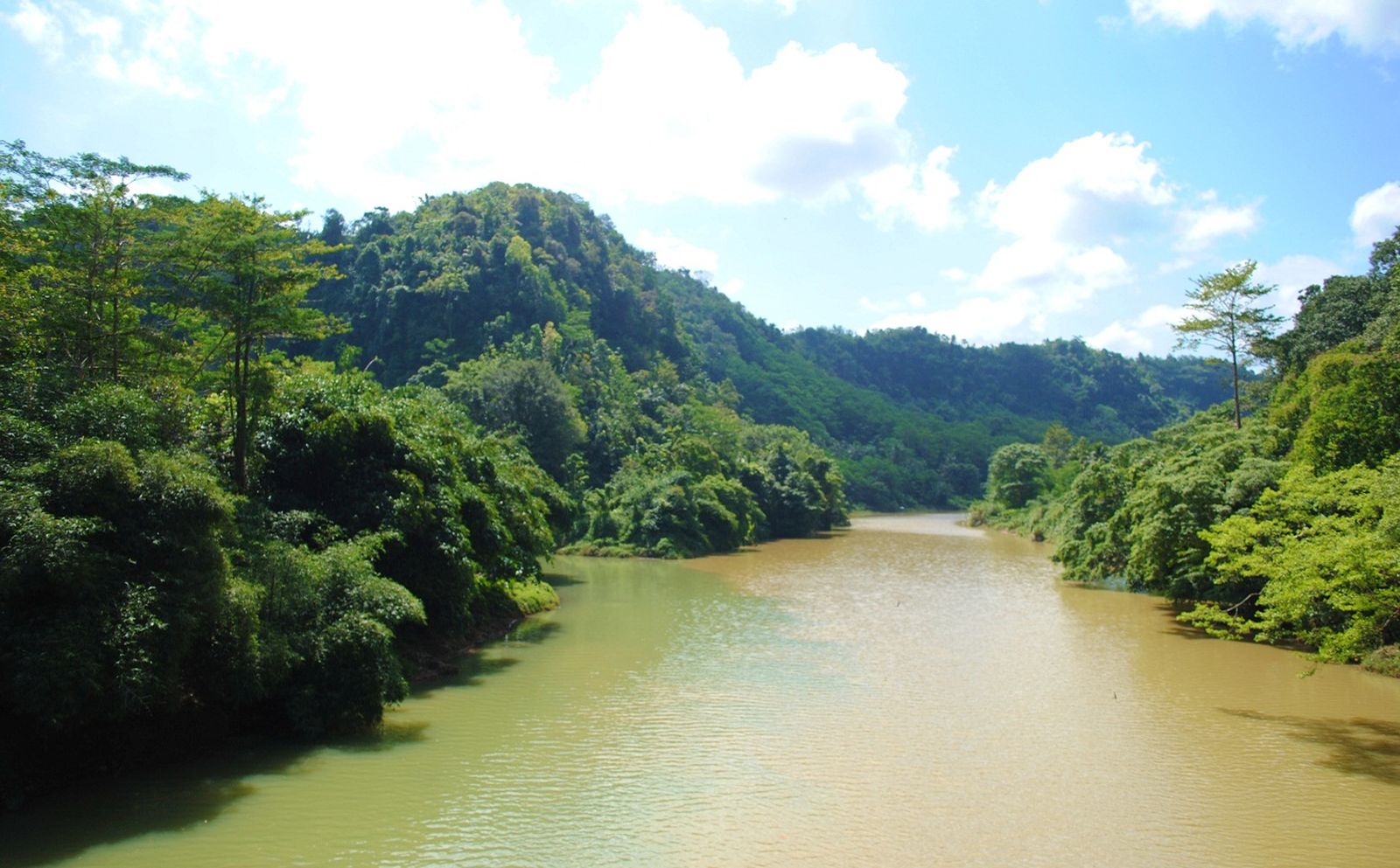 Nggak Cuma Air Terjun, Di Sukabumi Ada Sungai 2 Warna Lho!
