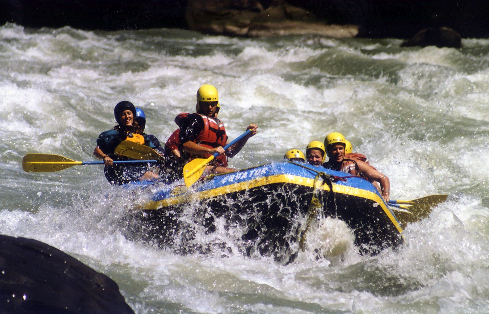 Pernah Dengar Sungai Emas Nepal, Tempat Main Rafting Skala Dunia yang Sangat Menegangkan?