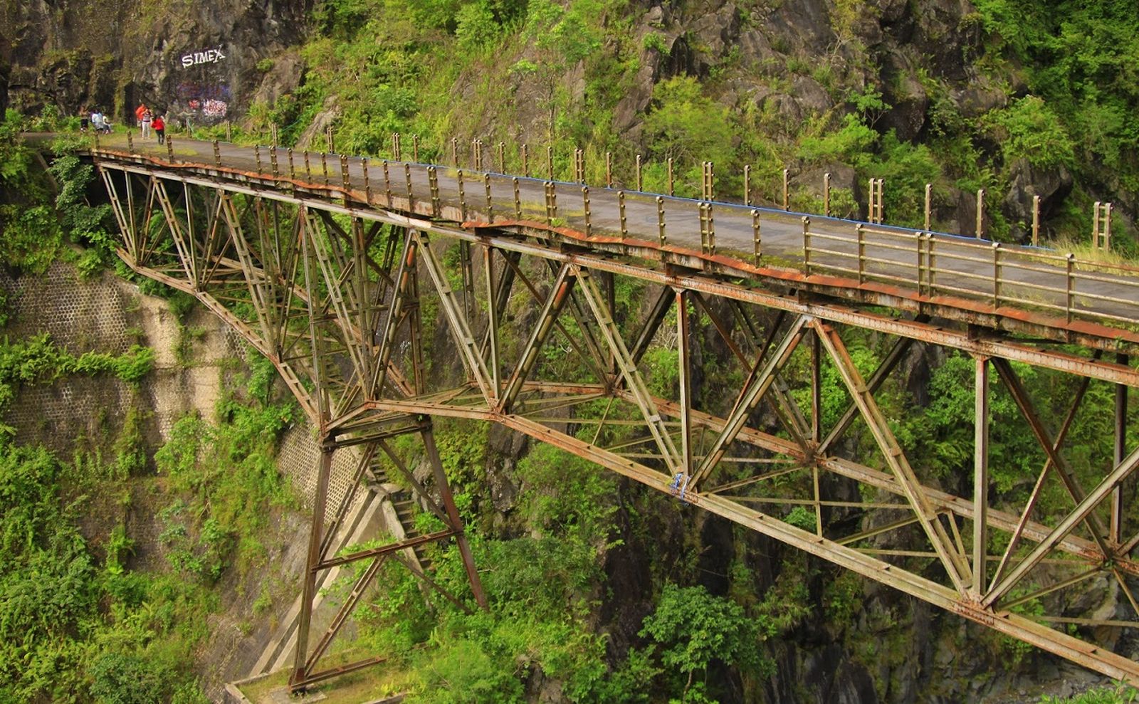 Serunya Nongkrong dan Selfie Di Jembatan Gladak Peninggalan Belanda