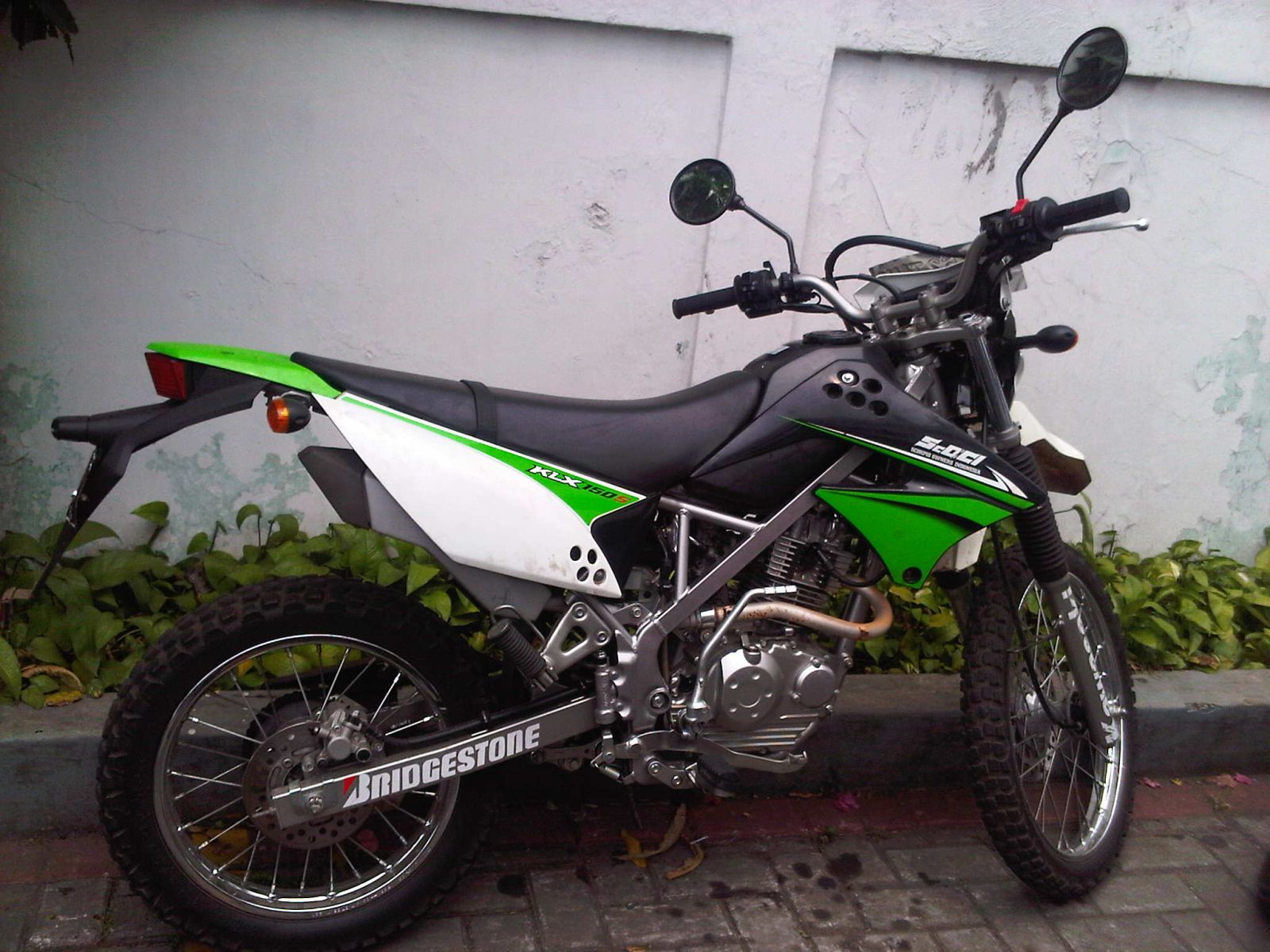 Kapan Lo Harus Ganti Busi Kawasaki KLX 150?