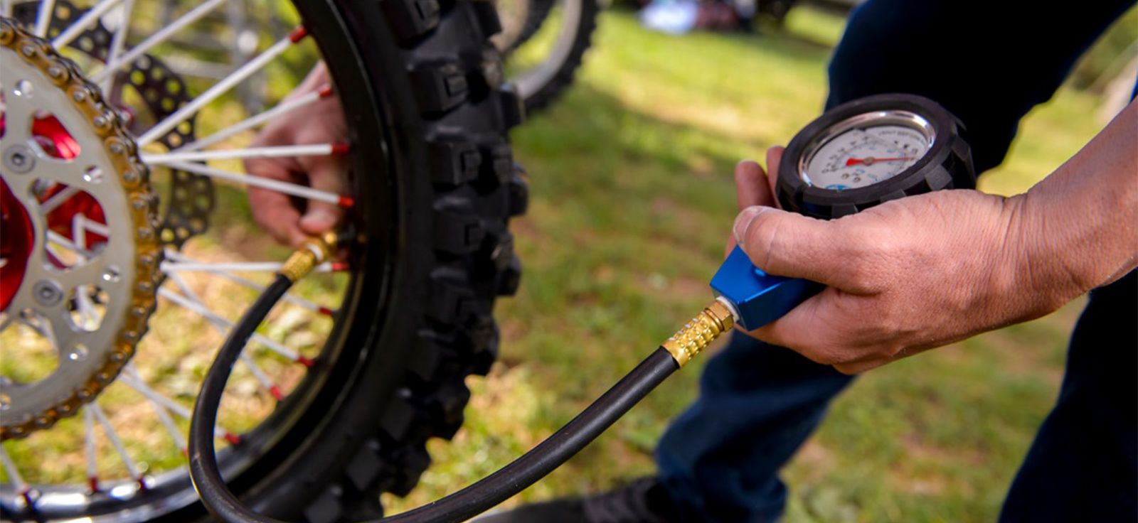 Berapa Tekanan Udara yang Pas Buat Ban Motor Trail?