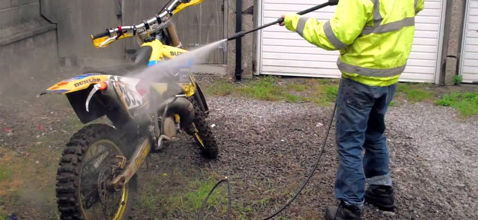 Jangan Asal Cuci, Begini Cara Terbaik Mencuci Motor Trail!