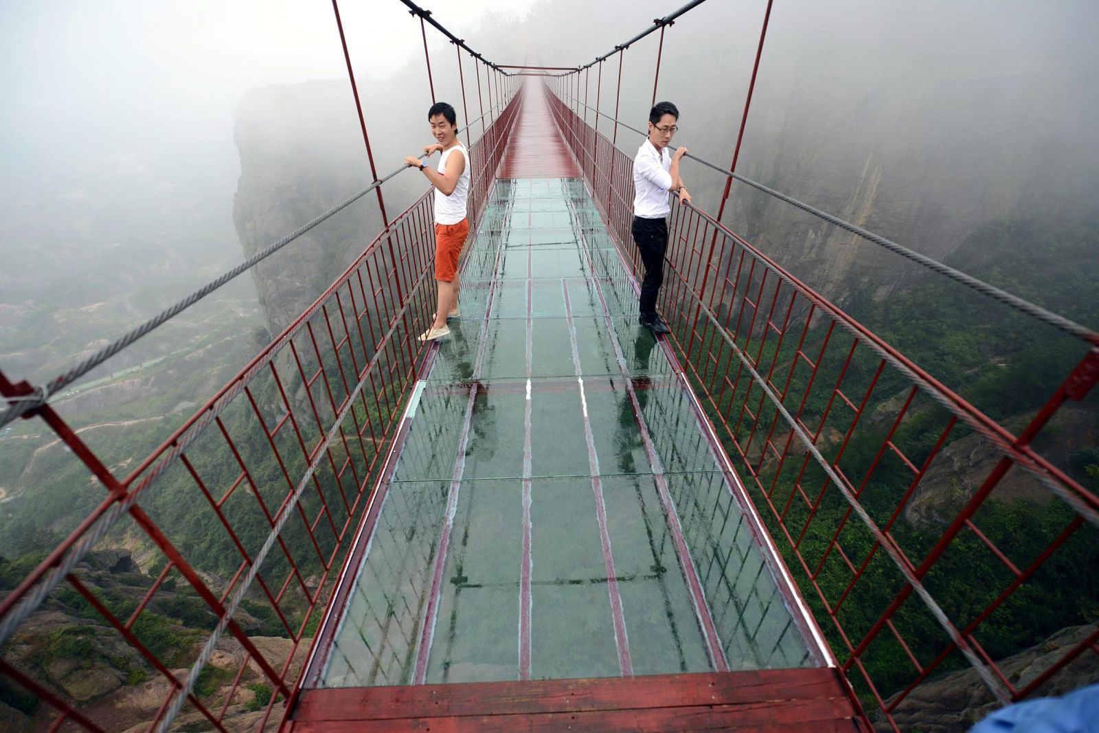 Buat yang Nggak Beryali, Mending Jauhi Deh 3 Jembatan Mengerikan di