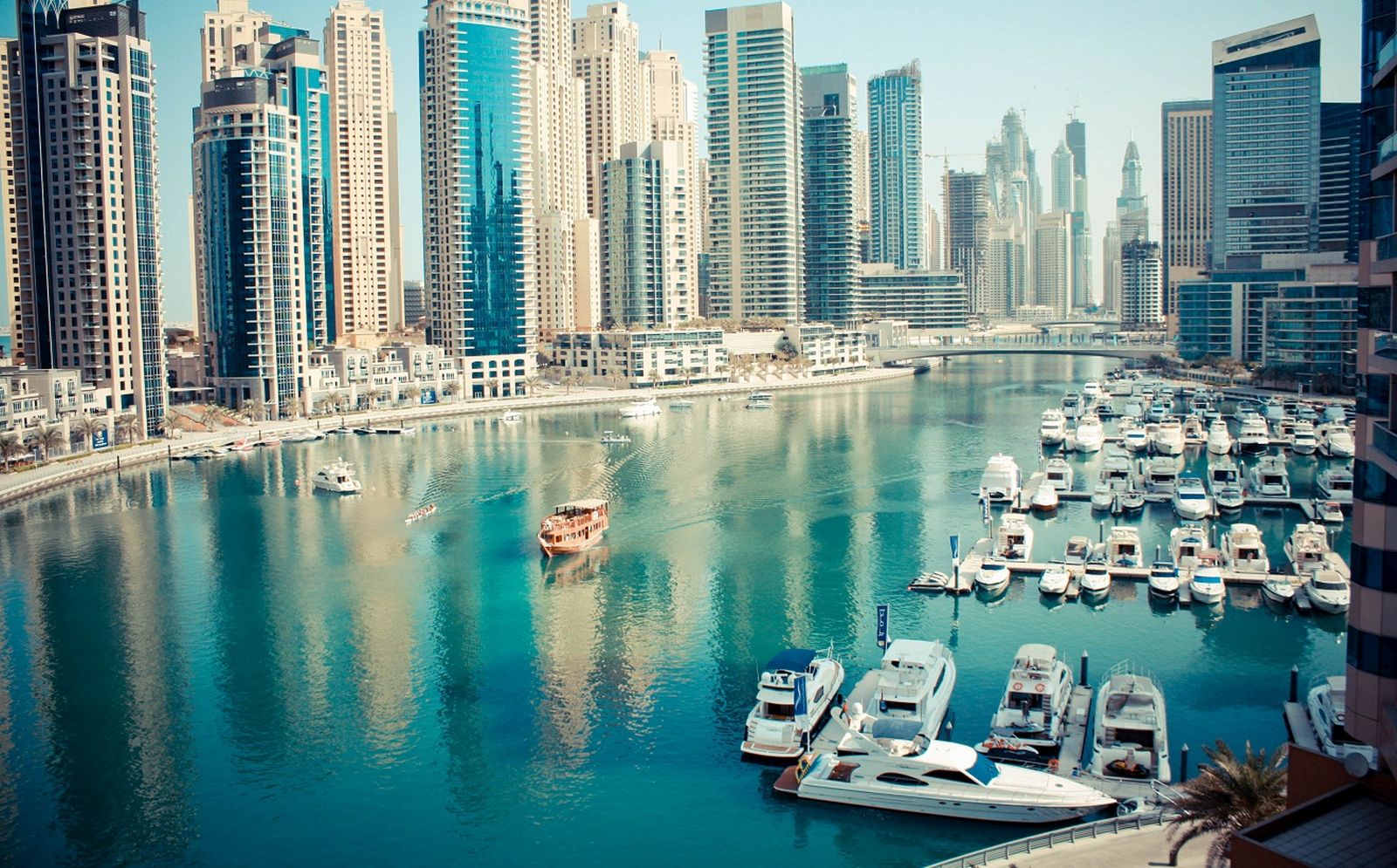 Keren! Gurun Pasir Di Dubai Disulap Jadi Pelabuhan Kapal Bro