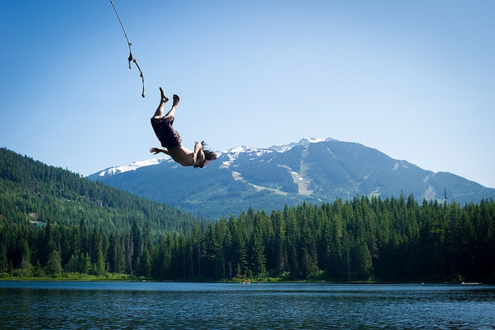 Main Ropeswing Nggak Perlu di Tengah Hutan Kaya Tarzan, Coba Aja Nih di Jembatan Mandala!