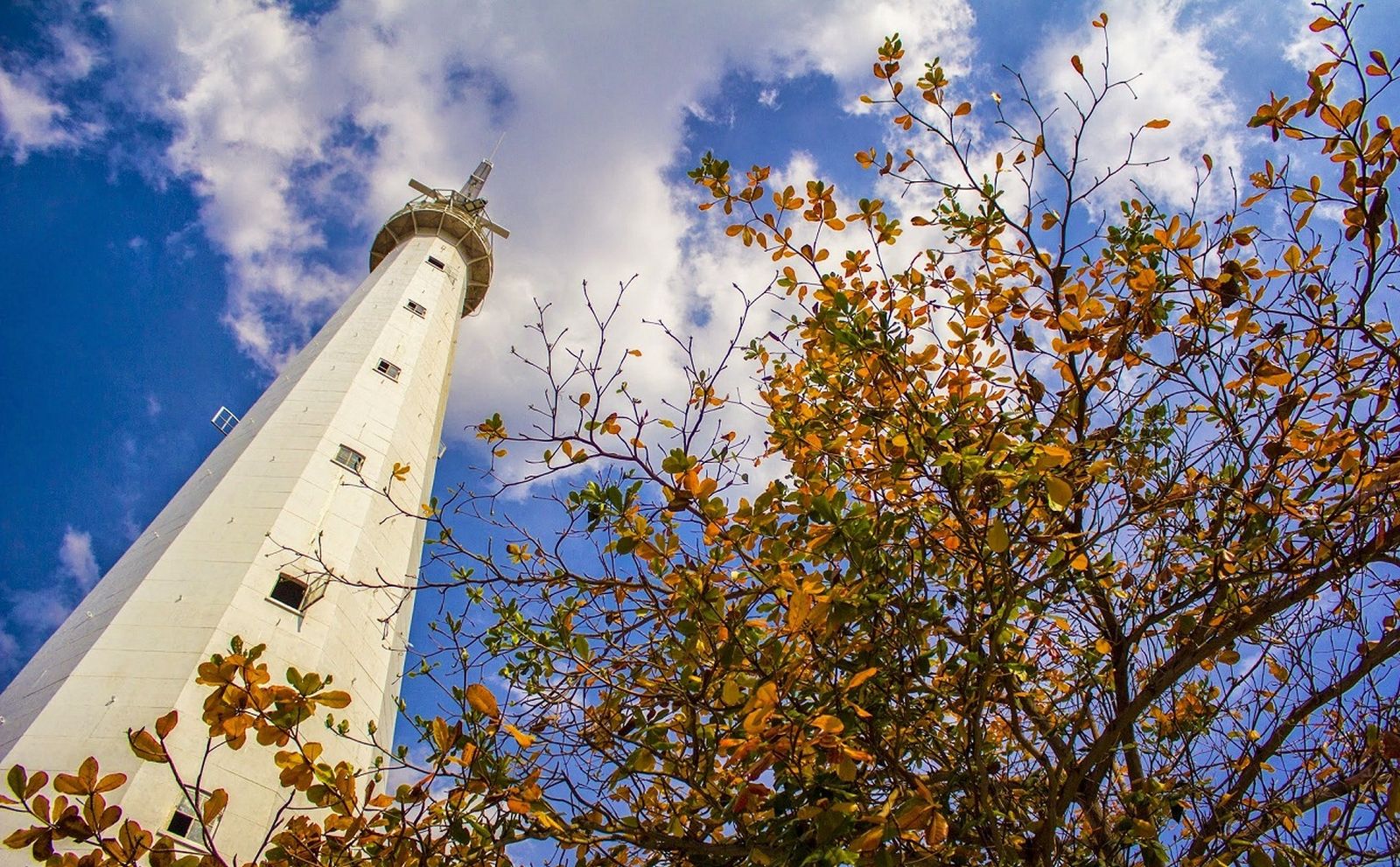 Lagi Nyari Spot Selfie yang Beda? Coba Selfie Di Mercusuar Sembilangan, Gokil Bro!