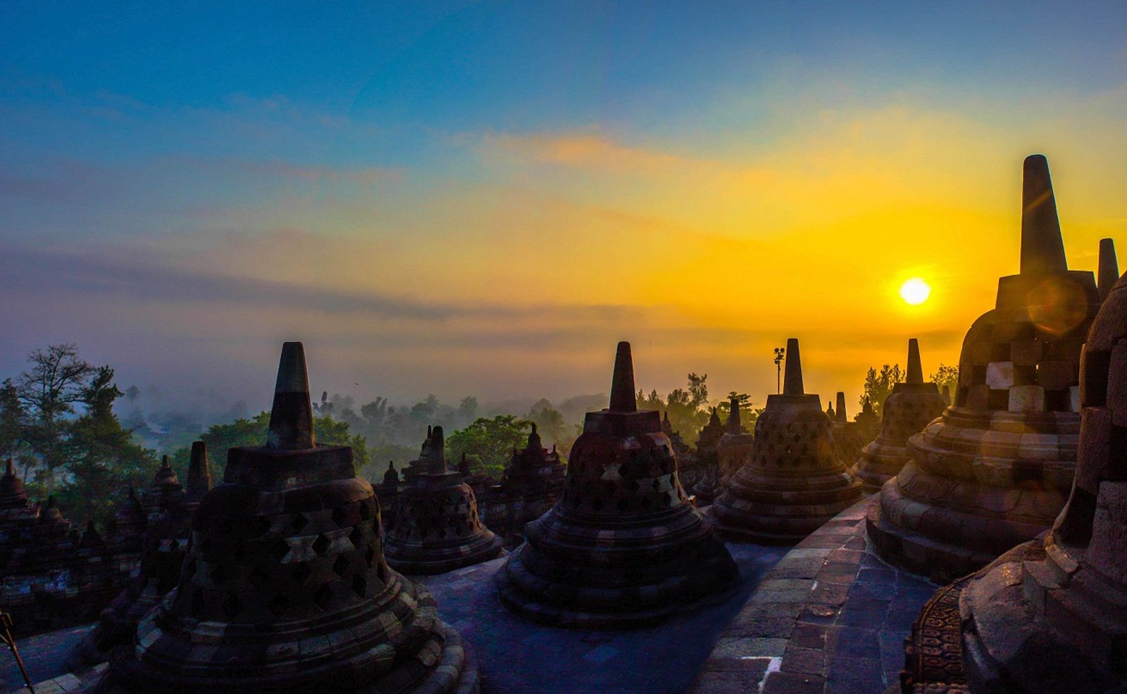 Belum Banyak yang Tahu, Ada Cara yang Beda Nikmatin Sunrise Di Candi Borobudur