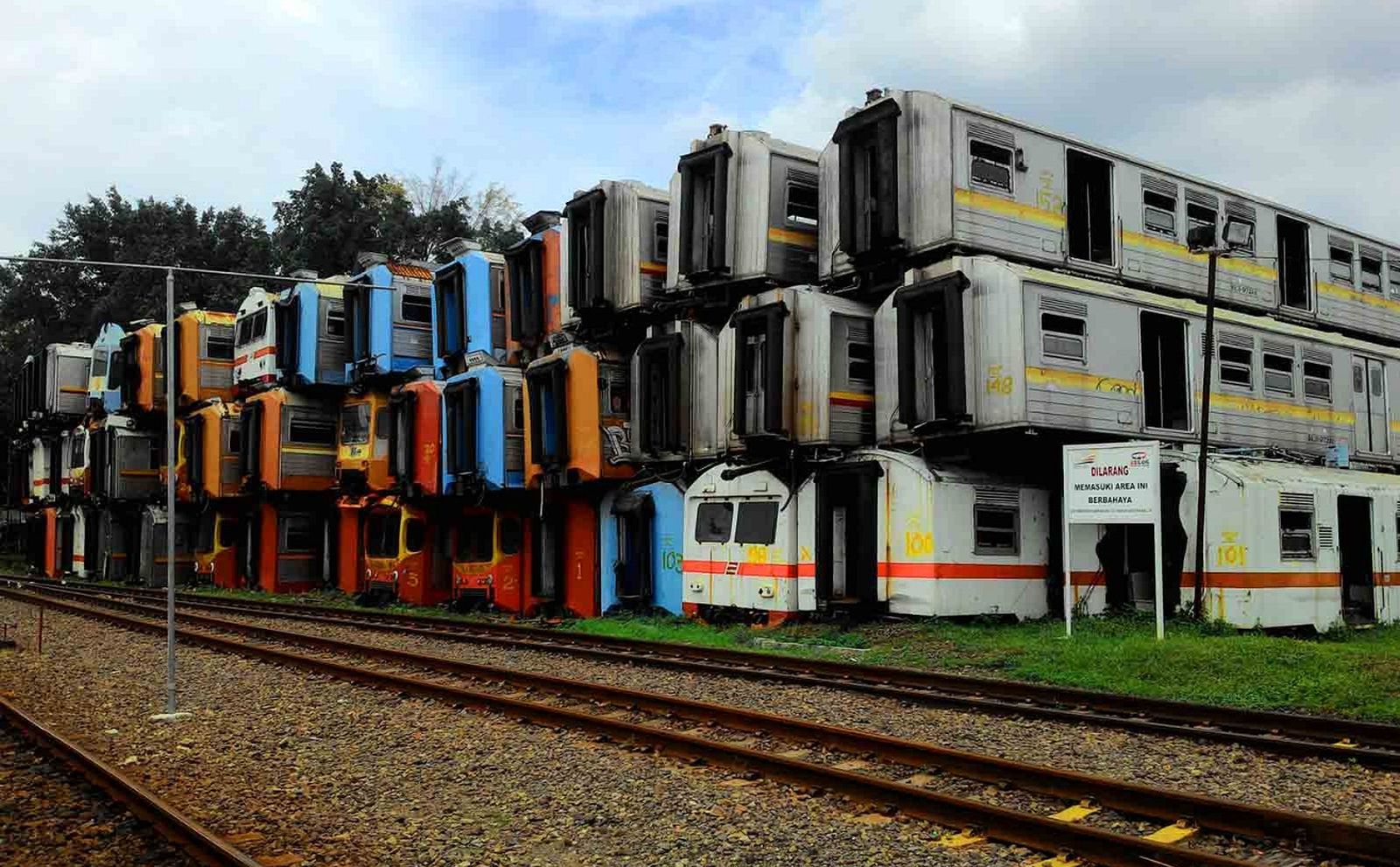 Lagi Cari Spot Selfie yang Nggak Biasa? Cobain Kuburan Kereta Api Ini