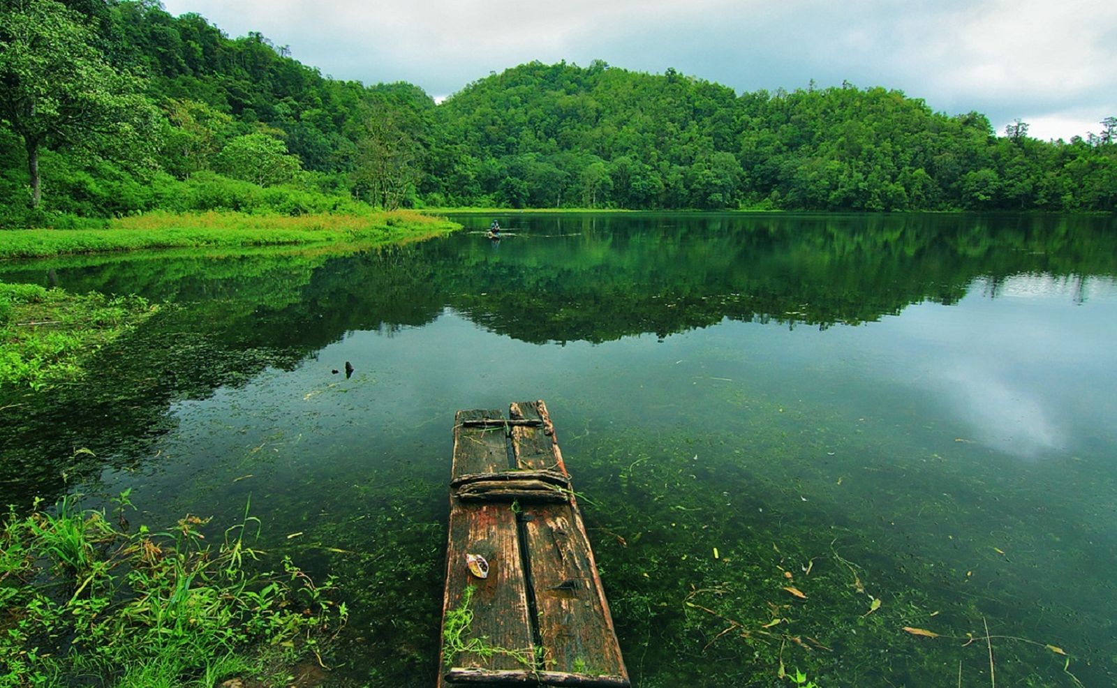 Nggak Cuma Indah, Danau Rana Mese Juga Terkenal Surganya Para Pecinta Sepi