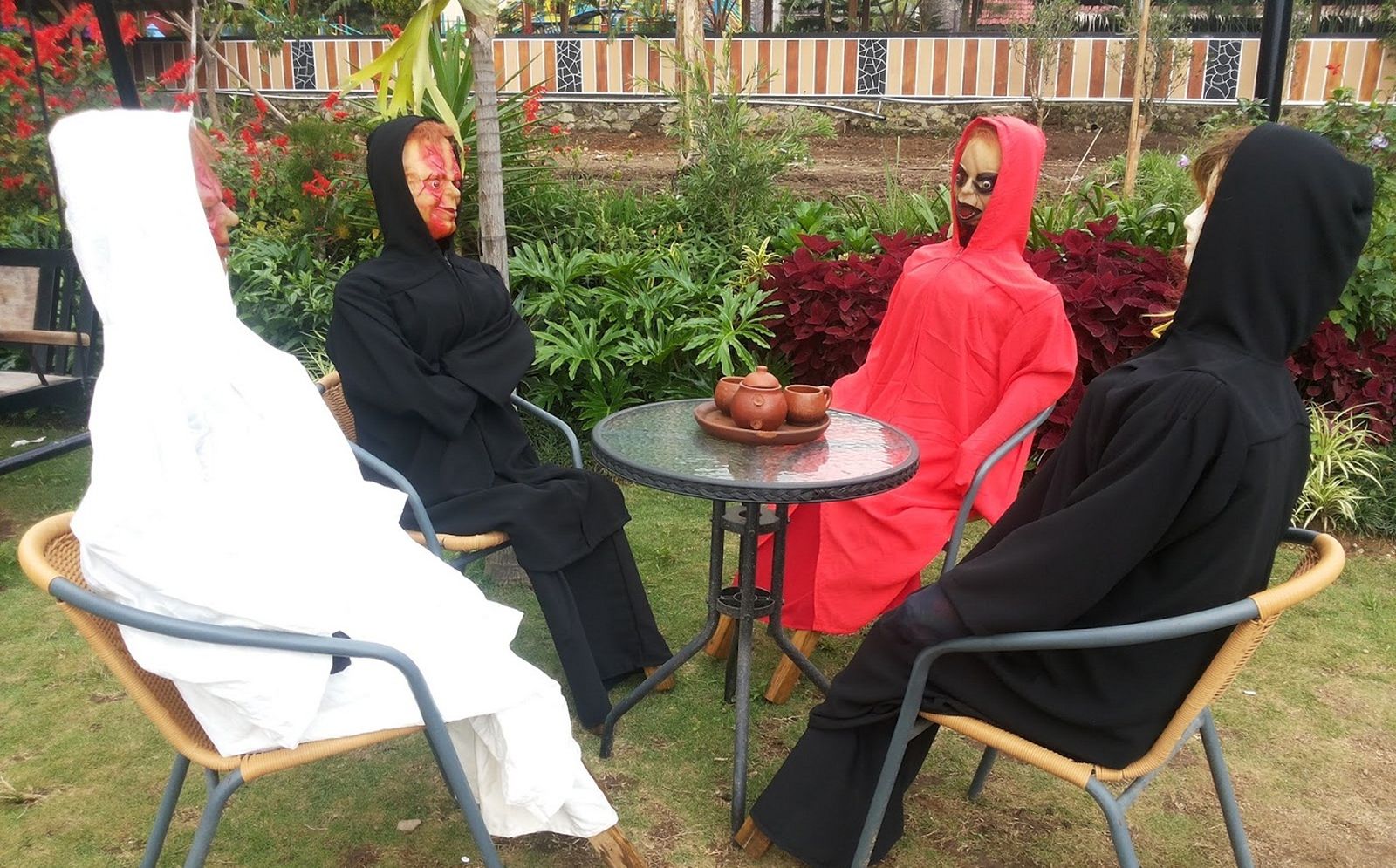 Bukannya Serem, 'Hantu - Hantu' Di Taman Ini Malah Diajak Selfie