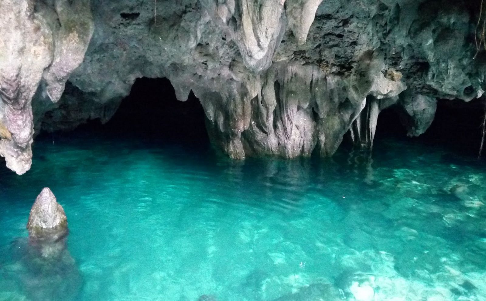 Gua Hawang, Airnya Jernih Banget dan Bisa Godain Lo Buat Nyebur