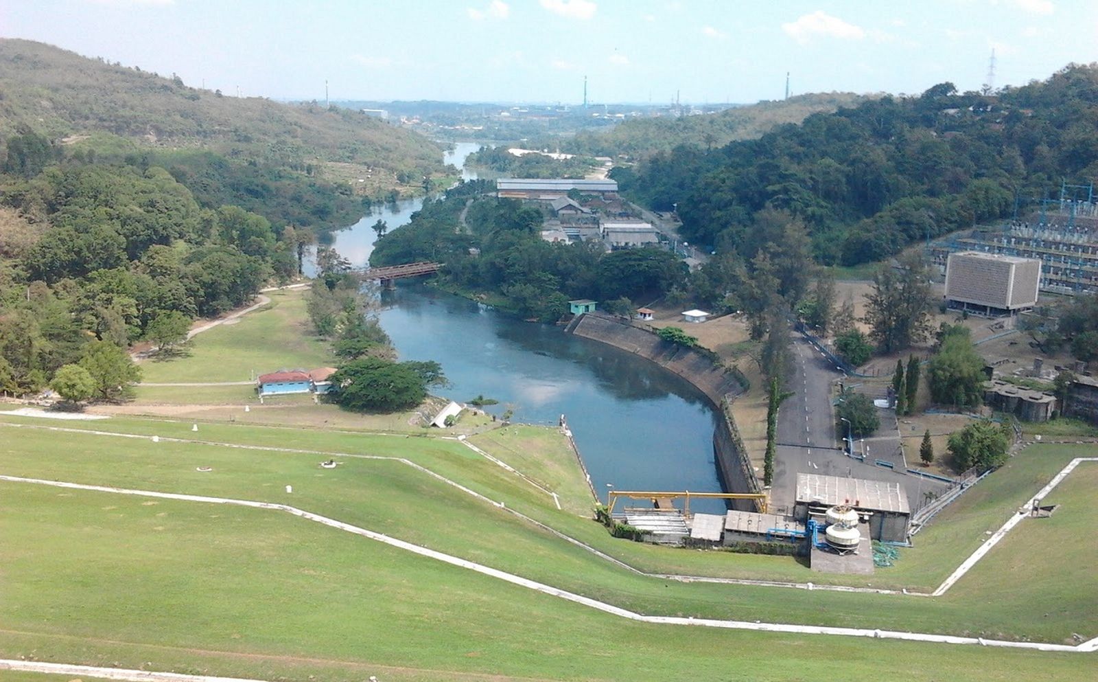 Bukan Cuma Jadi Pembangkit Listrik, Waduk Jatiluhur Juga Punya Pesona Alam yang Eksotis