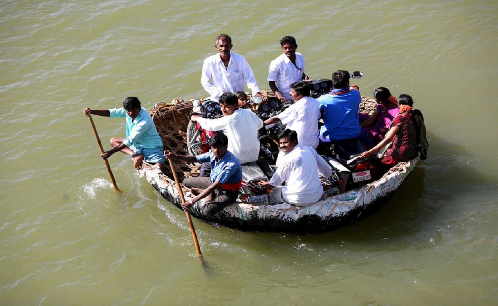 Keren, Di India Menyusuri Sungai Pakai Piring Terbang Lho