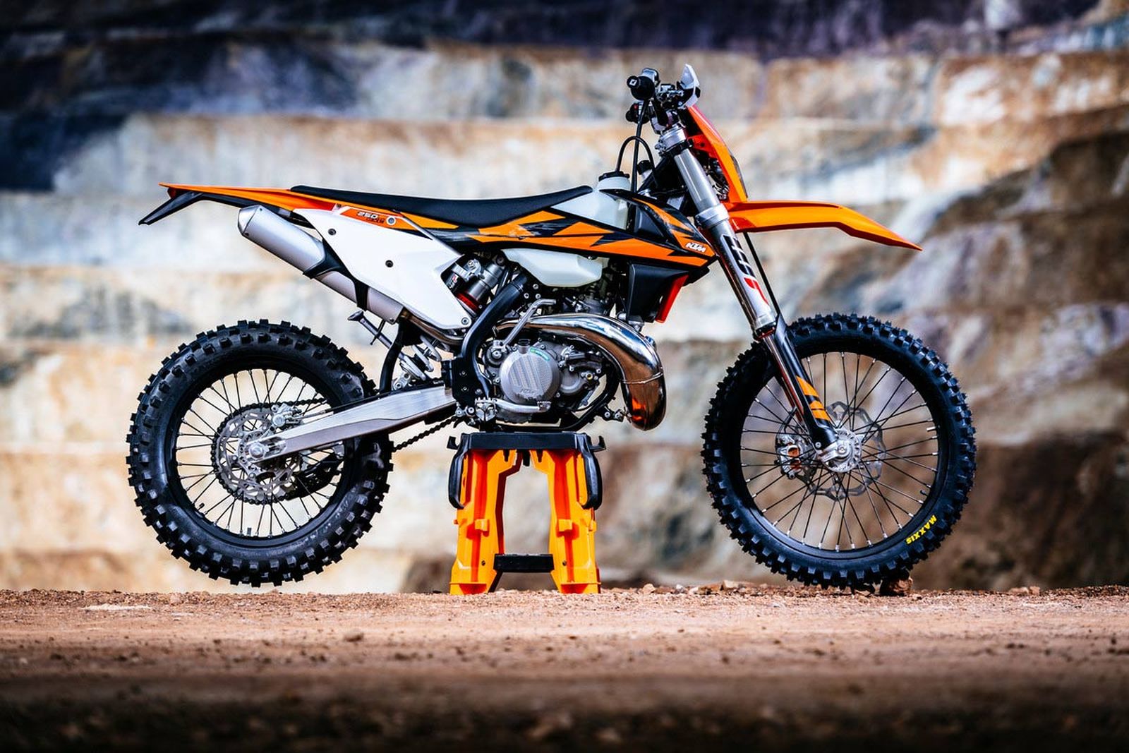 Asyik Bro, Motor Enduro 2-Stroke Injeksi dari KTM Akhirnya Resmi Meluncur!