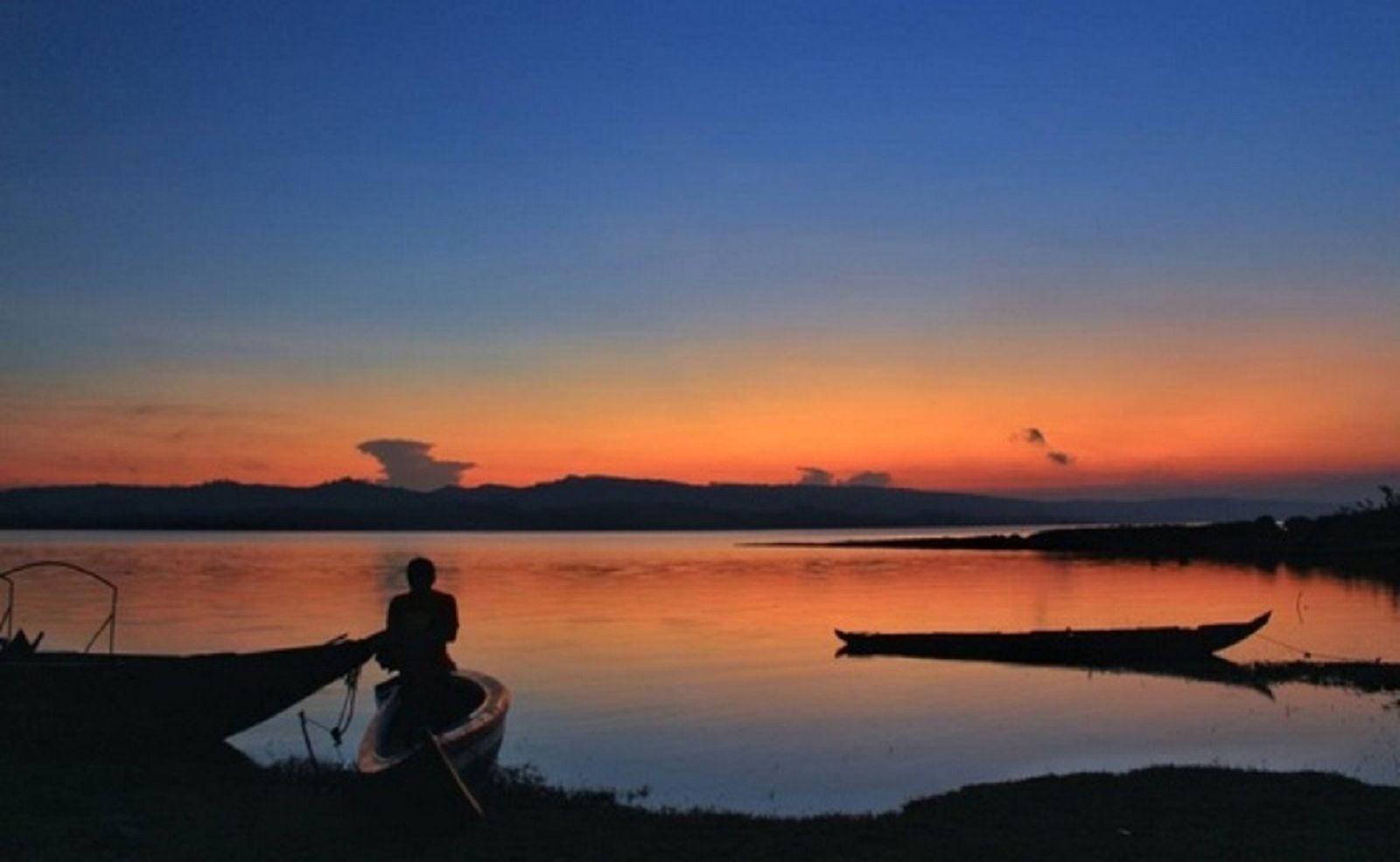 Di Waduk Parang Gombong Purwakarta Bisa Lihat Pemandangan Senja Paling Dramatis!