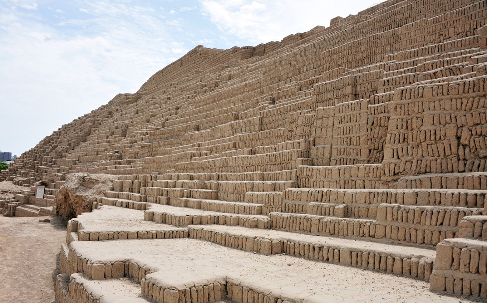 Nikmatin Keseruan Liburan Sambil Belajar Sejarah Di Huaca Pucllana Peru