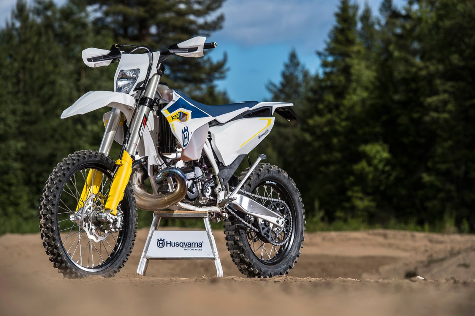 Akhir Bulan, Husqvarna Siap Rilis Motor Enduro 2-Stroke Injeksi!