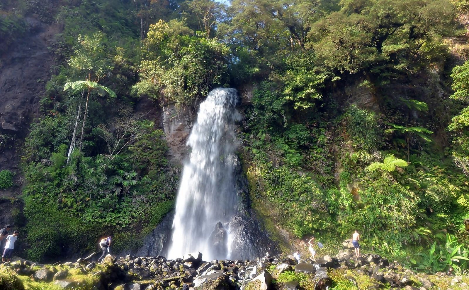 Nggak Cuma Badan Aja, Di Air Terjun Cibeureum Bisa Bikin Adem Hati Juga