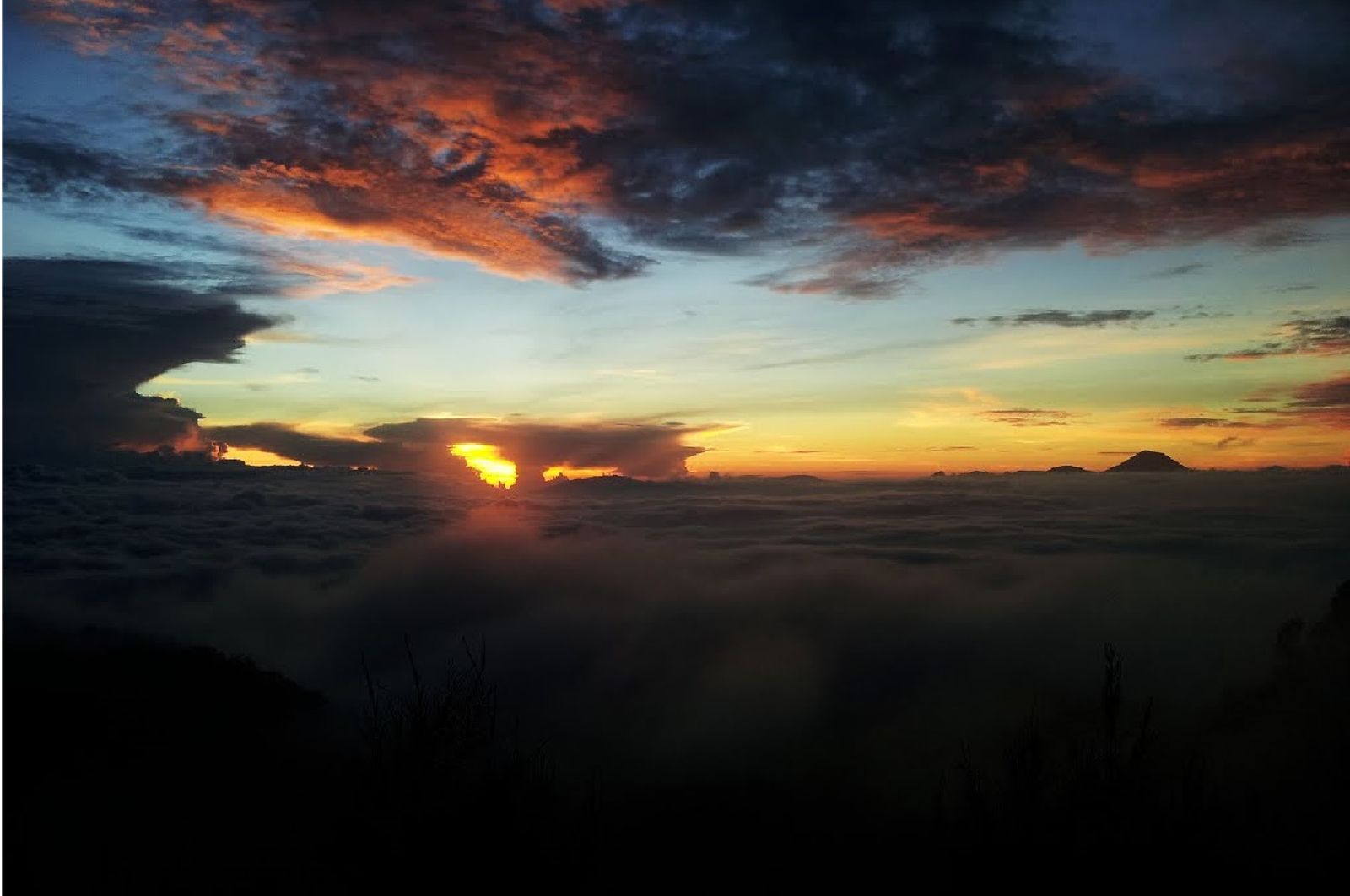 Berburu Sunrise Gunung Putri Tidur yang Menggetarkan Jiwa!