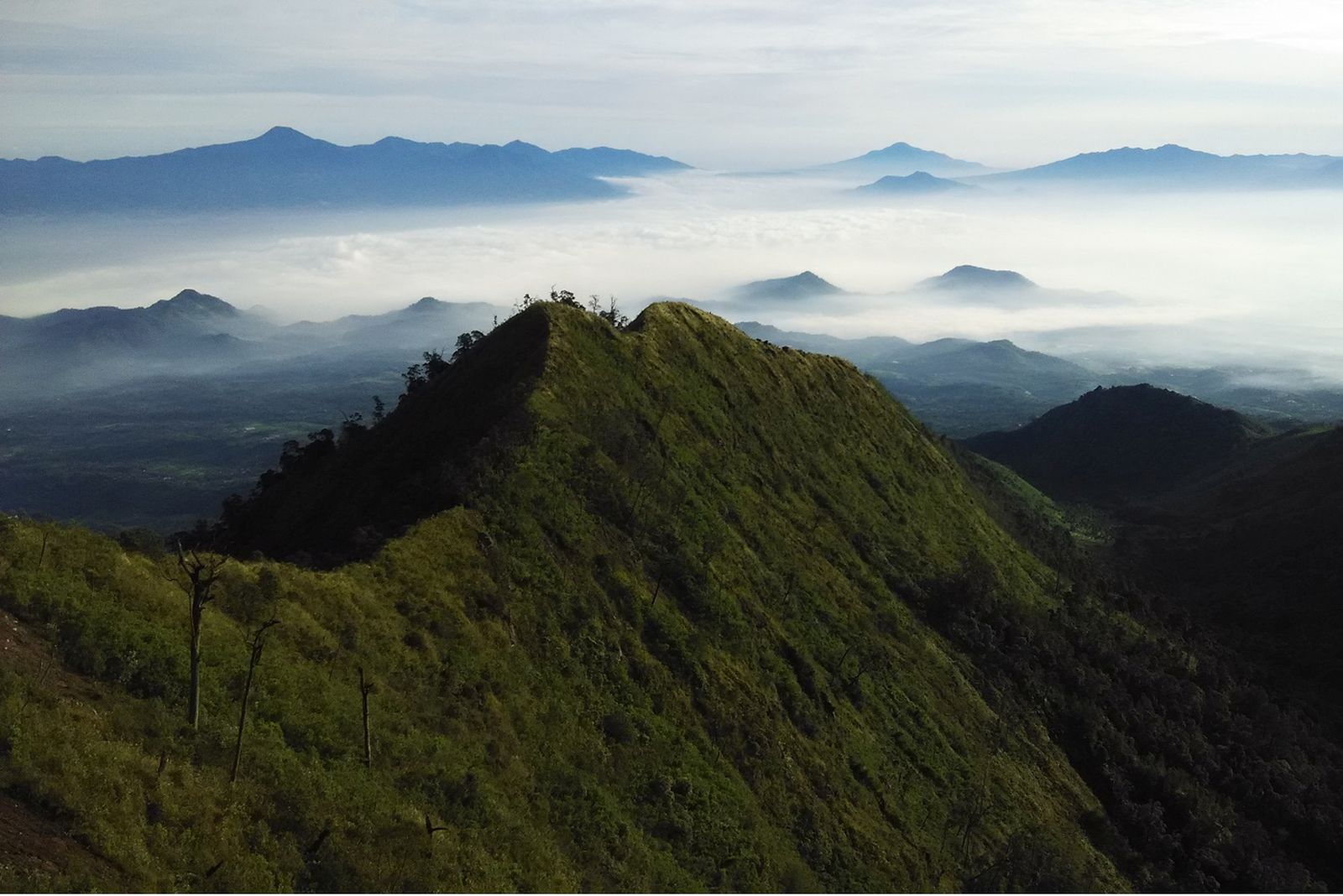 Petualangan Menakjubkan Menggapai Puncak Mega Bandung!