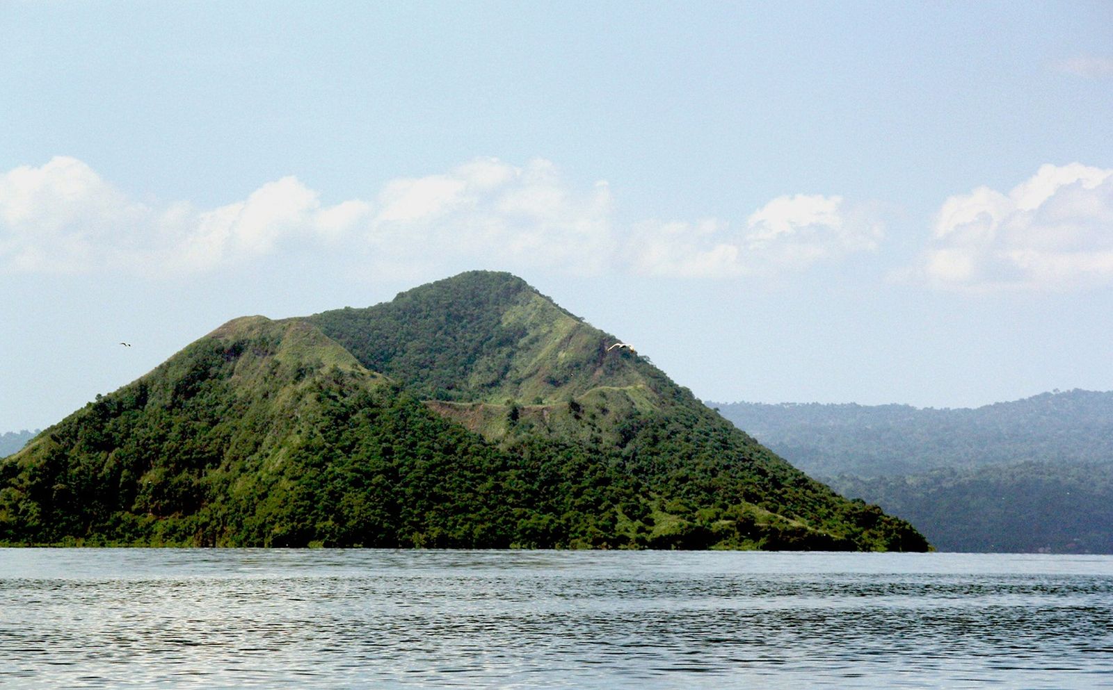 Meskipun Berbahaya, Gunung Taal Punya Pesona yang Nggak Bisa Lo Tolak