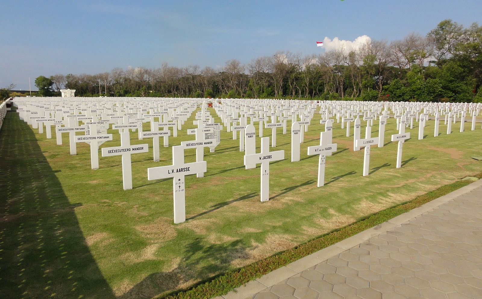 Punya Nyali Gede? Jalan-Jalan Yuk Ke Kuburan Belanda