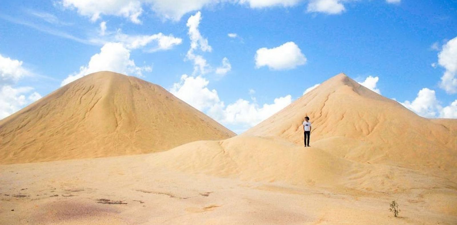 Melipir Yuk Ke Gurun Pasir Busung yang Eksotis, Spot Foto Kekinian yang Instagramable