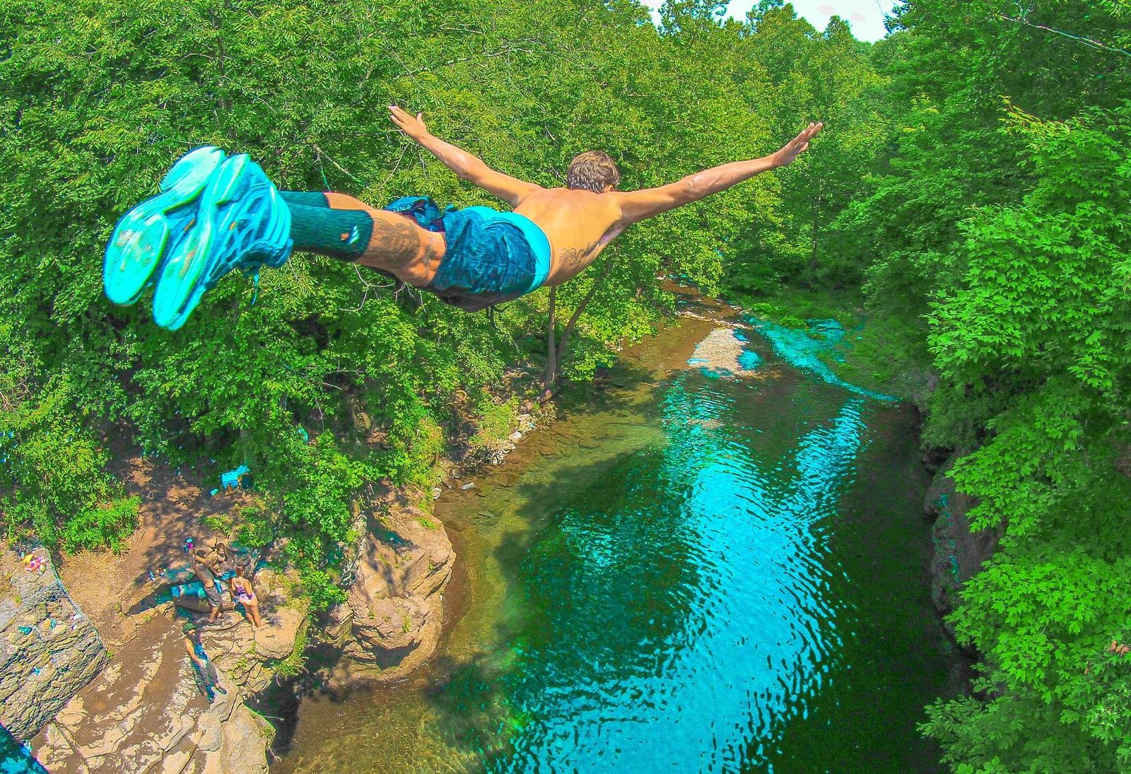 Perhatikan 4 Hal Penting Ini Sebelum Melakukan Cliff Jumping Bro ...