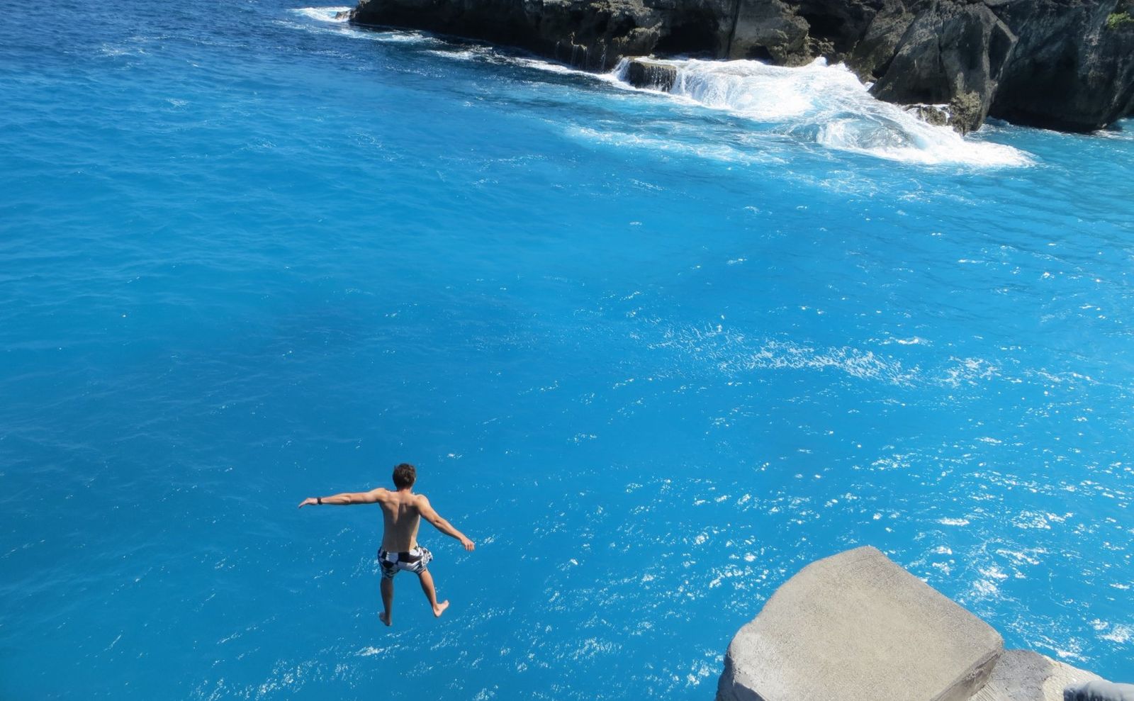 Lokasi-lokasi Cliff Diving di Indonesia yang Harus Masuk Wishlist Lo Tahun Ini