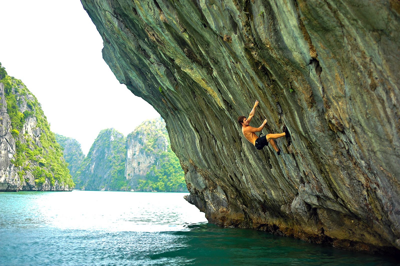 Tunjukin Kalau Loe Pemanjat Sejati dengan Mencoba Solo Climbing di Halong Bay Vietnam