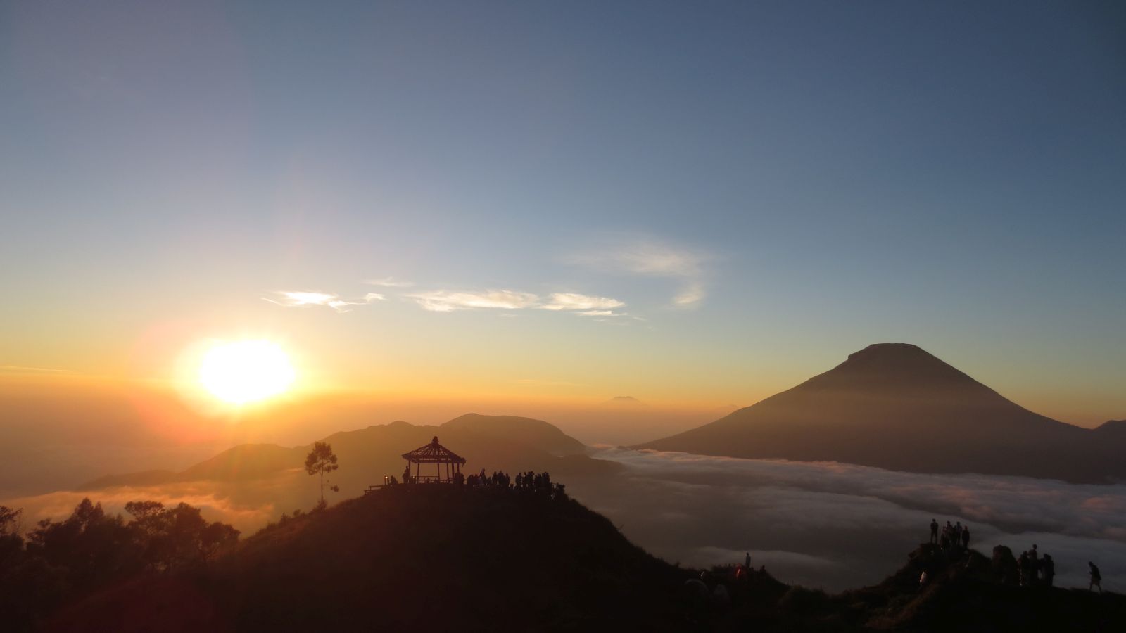 Menikmati Pesona Golden Sunrise Di Bukit Sikunir Dieng