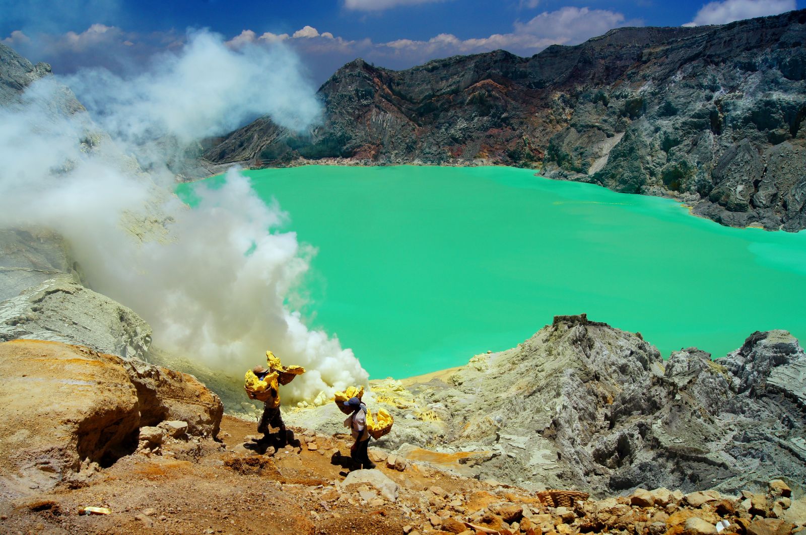 Blue Fire Ini Cuma Ada Di Islandia dan Indonesia, Lo Harus Kesini Bro