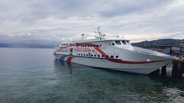 Kapal pesiar di area Gunung Binaiya