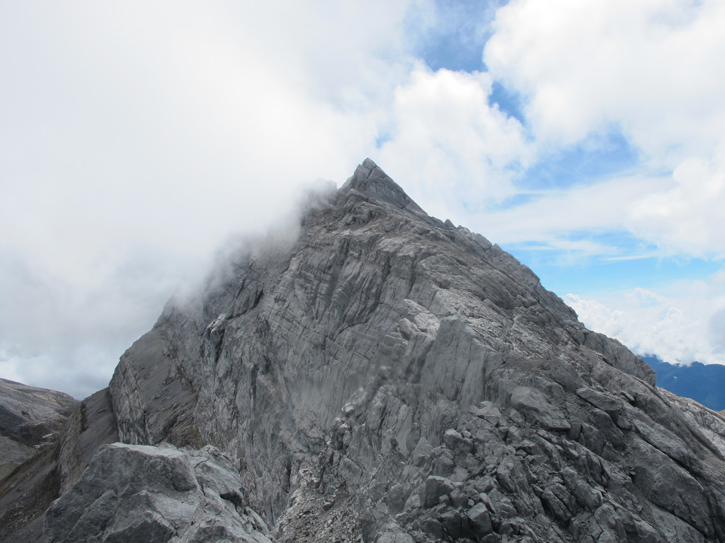 Mendaki Puncak Mandala, Puncak Tertinggi Kedua di Indonesia