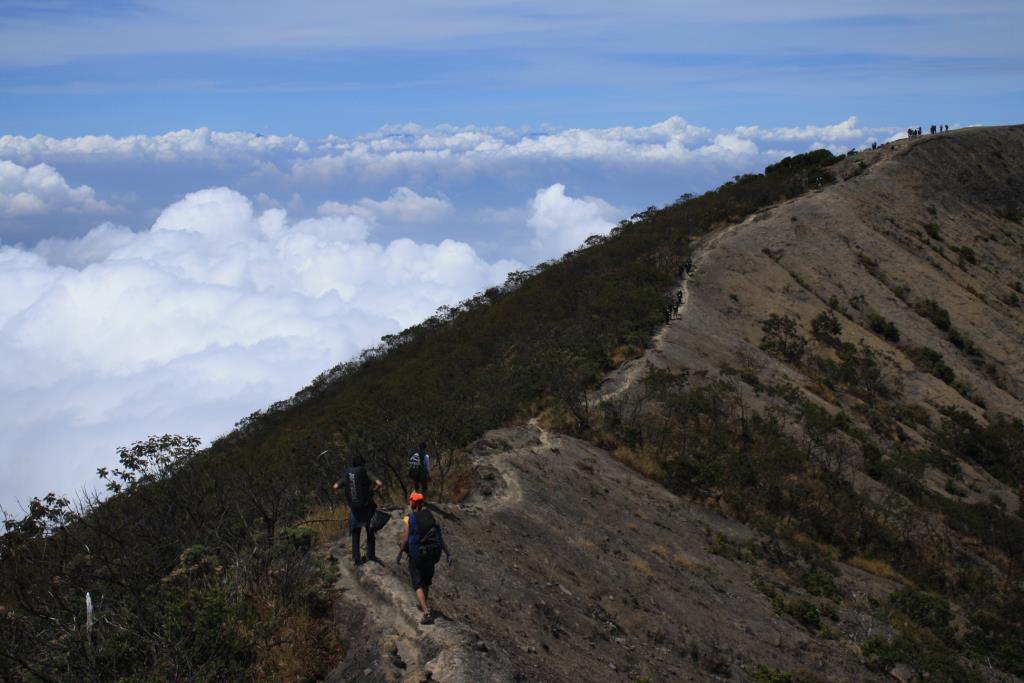 Menguak Gunung Ciremai Dengan 7 Mitos Yang Menegangkan!