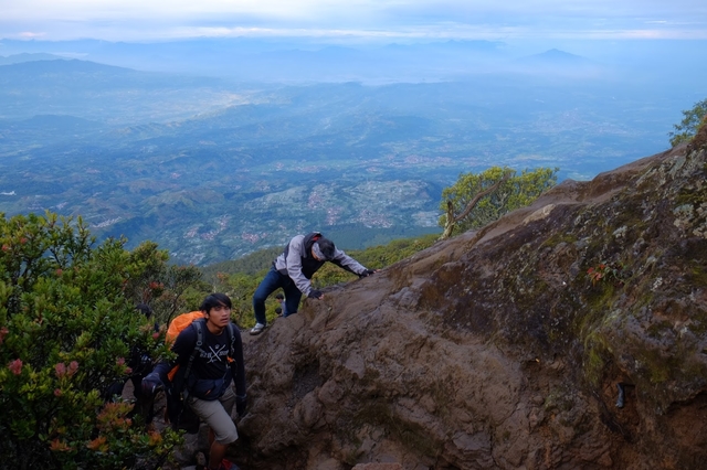 Injak Bumi 3X dan Salam