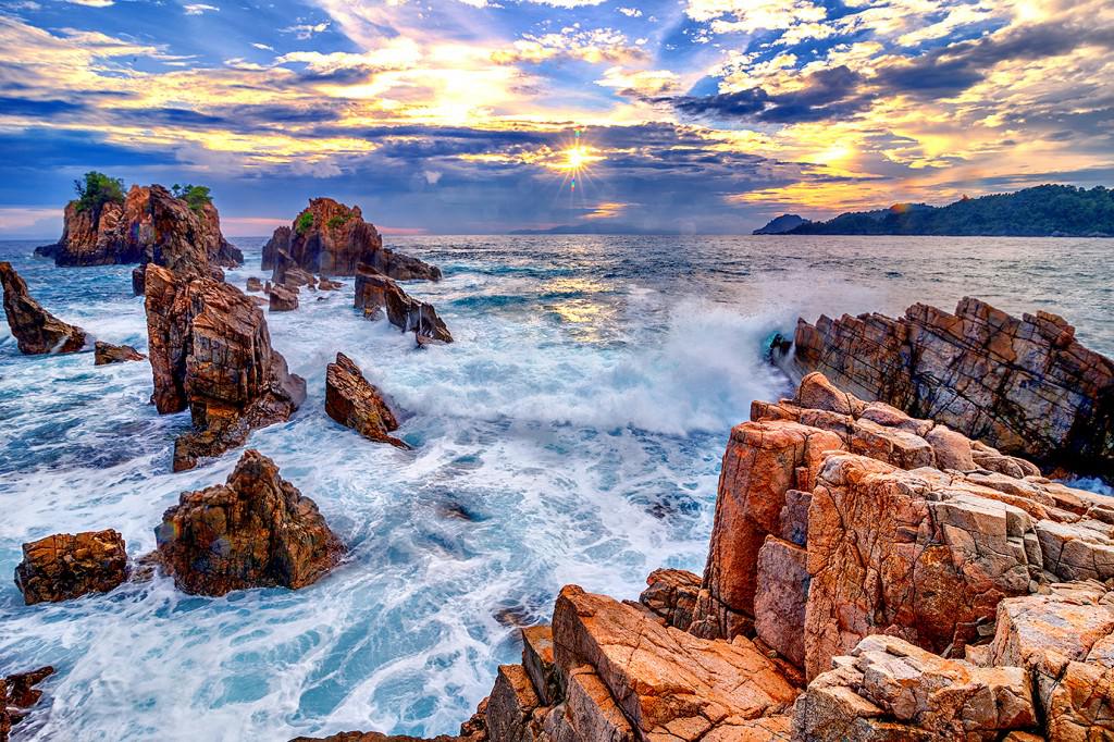 Pantai Gigi Hiu Lampung, Pacu Adrenalin Lo Di Spot Petualangan Ini!