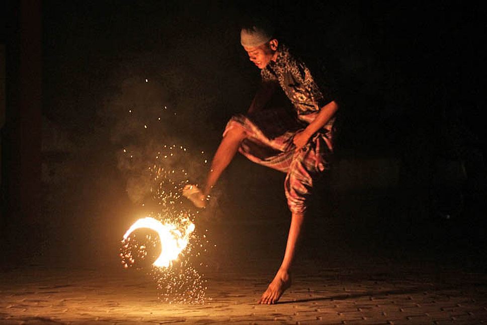 7 Fakta Menarik Di Balik Sepak Bola Api Yang Memacu Adrenalin