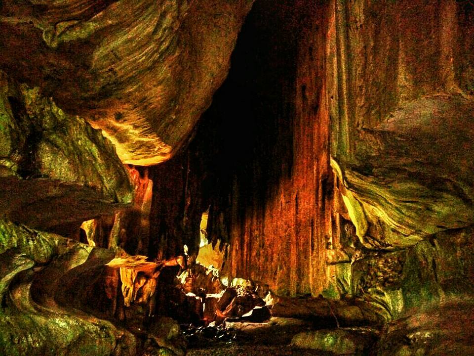 Gua Batu Kapal, Memacu Adrenalin di Tengah Batuan Cadas Yang Indah