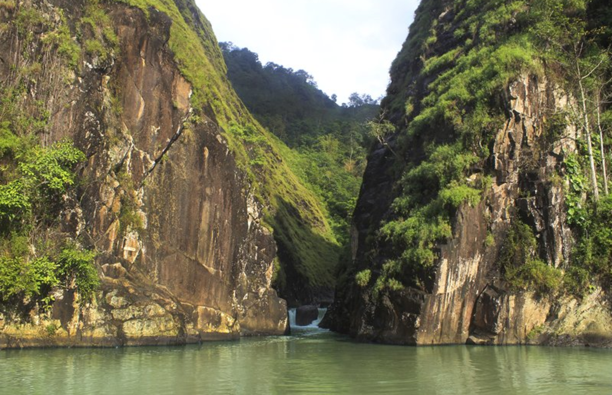 Destinasi Berikutnya Leuwi Tonjong, Indahnya Sungai Dibalik Pegunungan Garut!