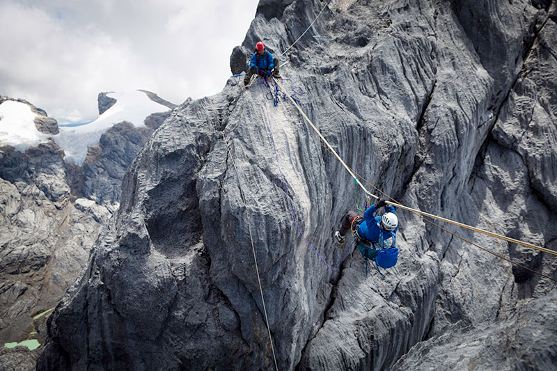 7 Gunung Dengan Pendakian Ekstrim di Indonesia, Berani Coba Bro? 