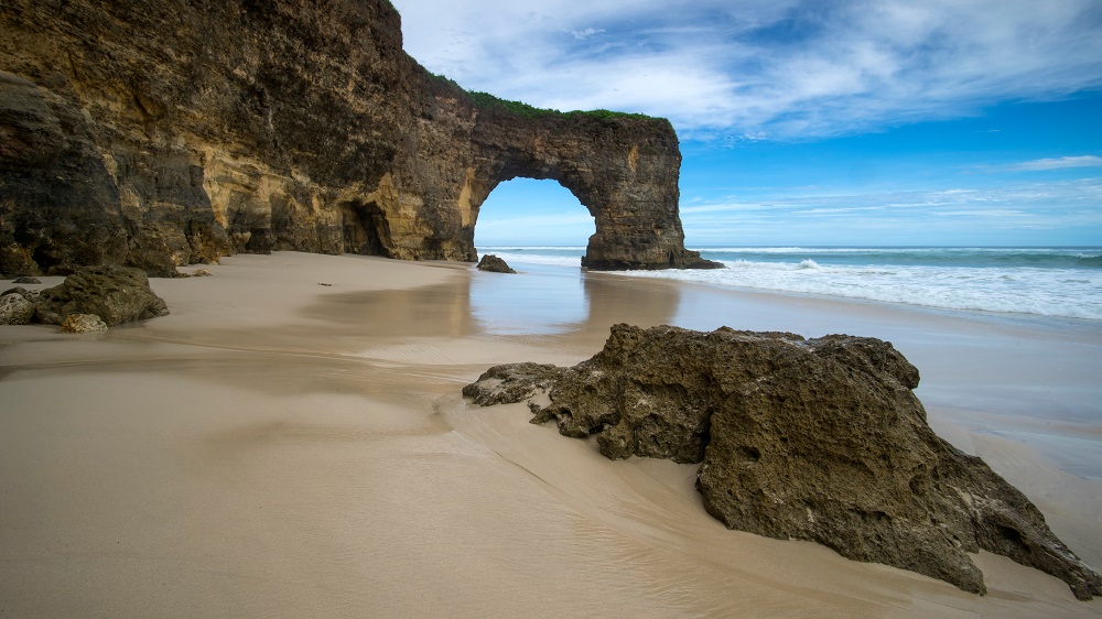 Pantai Mbawana Dari Sumba, Potongan Surga Yang Keindahannya Maksimal! 