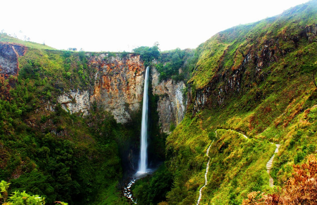 Keajaiban Alam Air Terjun Sipiso-Piso yang Mirip dengan Niagara Falls!