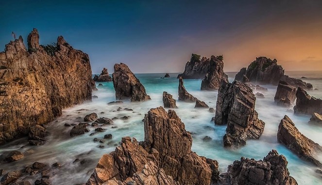 Pantai Gigi Hiu, Berburu Foto Eksotis Dengan Latarbelakang Tebing Tajam!
