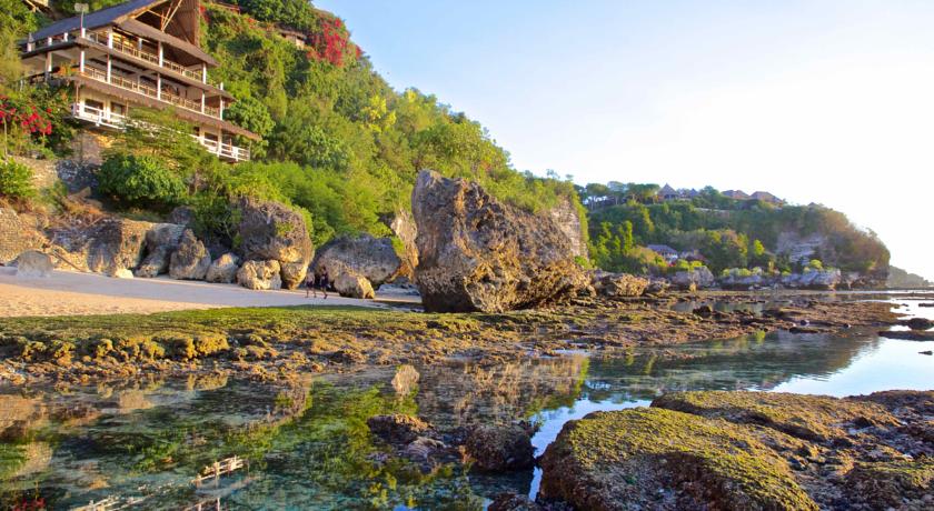 Pantai Bingin, Rekomendasi Untuk Lo Yang Ingin Pantai Pribadi!
