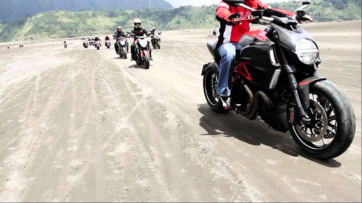 4 Destinasi Favorit Untuk Lo Yang Suka Touring Dengan Motor!