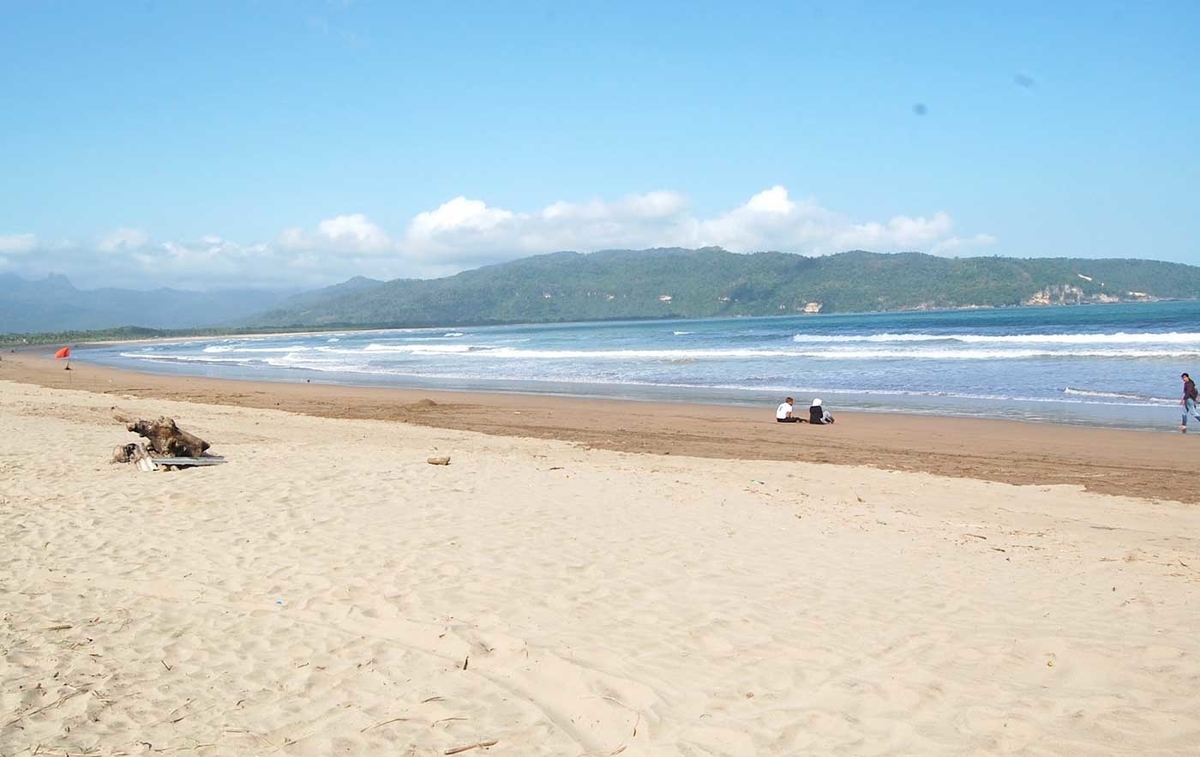 Keindahan Alam di Pantai Teleng Ria, Surga Bagi Para Pemain Selancar