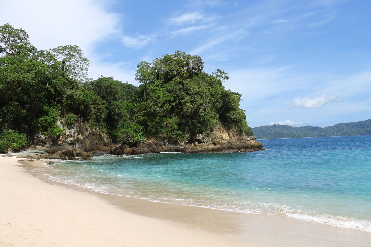 6 Rekomendasi Teluk Terindah di Pulau Jawa yang Perlu Lo Ketahui Bro!