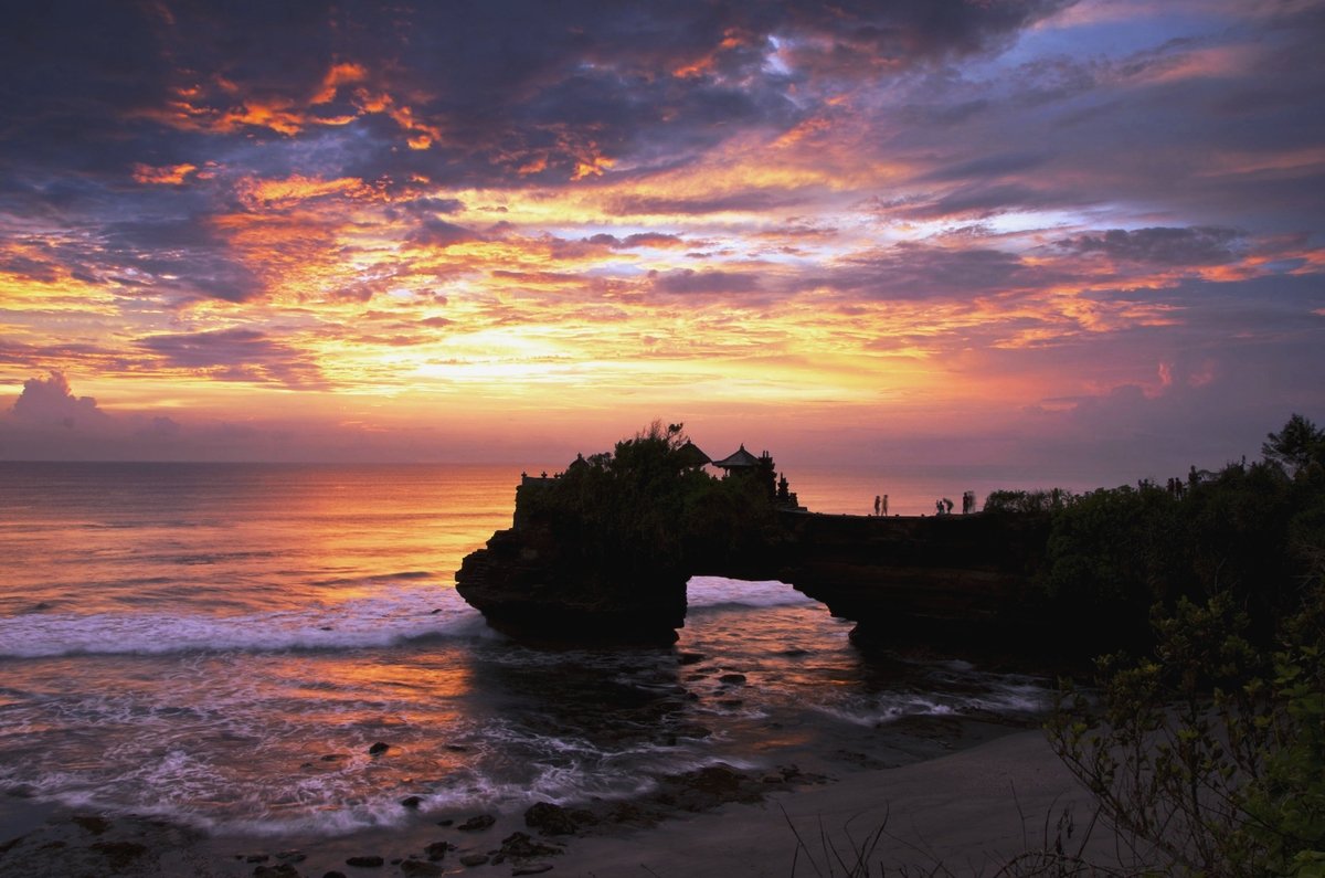 Kalo Lo Penikmat Senja, Ini Dia 6 Destinasi Pantai dengan Sunset Terindah di Indonesia